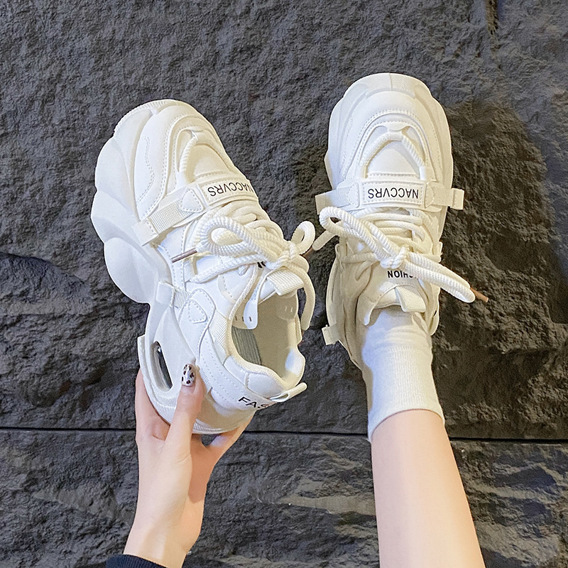 Ženske tenisice s debelim potplatom, kožni gornji dio, gumena potplata, visina peta 3–5 cm, prednje vezanje, mrežasta podstava