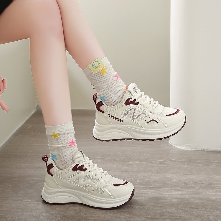 Дамски ежедневни маратонки с дебела подметка – горна част: супер влакна; стелка: EVA; подметка: гума; закопчаване: връзки; височина на тока: 3–5 см