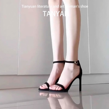 Сандали с една презрамка: горна част от супер фибър, кръгъл нос, нисък тънък ток под 3 см, закопчаване с еднолентова катарама