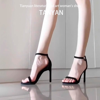 Сандали с една презрамка: горна част от супер фибър, кръгъл нос, нисък тънък ток под 3 см, закопчаване с еднолентова катарама