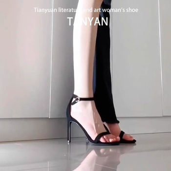 Сандали с една презрамка: горна част от супер фибър, кръгъл нос, нисък тънък ток под 3 см, закопчаване с еднолентова катарама