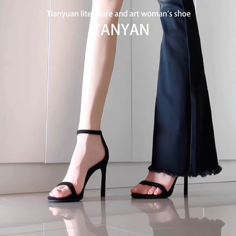 Сандали с една презрамка: горна част от супер фибър, кръгъл нос, нисък тънък ток под 3 см, закопчаване с еднолентова катарама