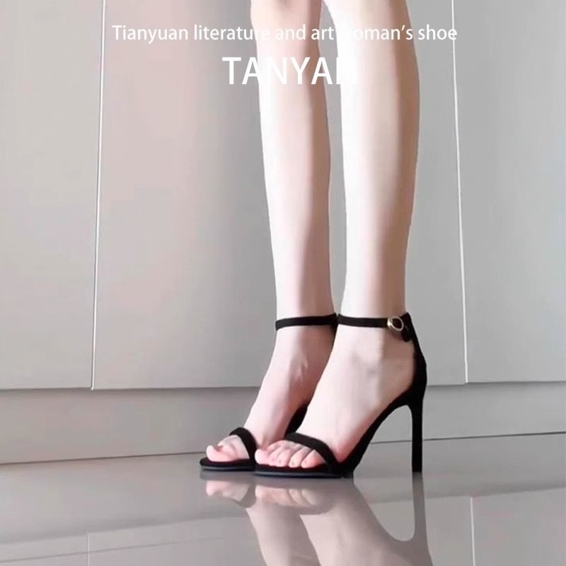 Сандали с една презрамка: горна част от супер фибър, кръгъл нос, нисък тънък ток под 3 см, закопчаване с еднолентова катарама