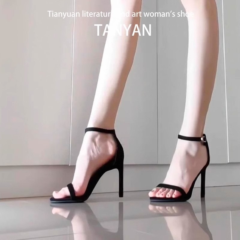 Сандали с една презрамка: горна част от супер фибър, кръгъл нос, нисък тънък ток под 3 см, закопчаване с еднолентова катарама