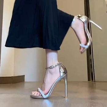 Сандали с една презрамка, 6–8 cm висок ток, гумена подметка, горна и вътрешна част: Super fiber, кръгъл пръст