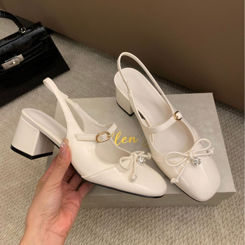 Дамски сандали с една презрамка: перлена панделка, кръгъл нос, закопчаване с катарама, среден ток 3–6 см, горна част кравена кожа