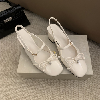 Дамски сандали с една презрамка: перлена панделка, кръгъл нос, закопчаване с катарама, среден ток 3–6 см, горна част кравена кожа