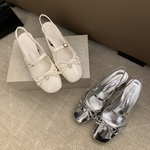 Дамски сандали с една презрамка: перлена панделка, кръгъл нос, закопчаване с катарама, среден ток 3–6 см, горна част кравена кожа