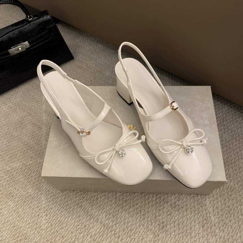 Дамски сандали с една презрамка: перлена панделка, кръгъл нос, закопчаване с катарама, среден ток 3–6 см, горна част кравена кожа