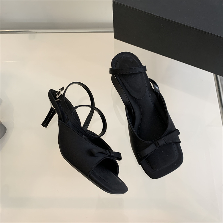 Sandale cu bretele din satin, vârf pătrat, toc subțire, înălțime toc 3-6 cm