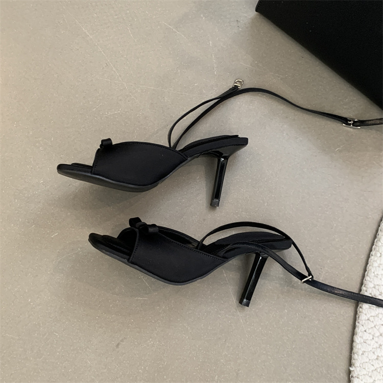 Sandale cu bretele din satin, vârf pătrat, toc subțire, înălțime toc 3-6 cm