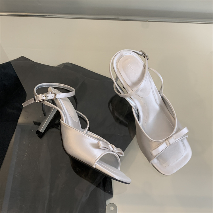 Sandale cu bretele din satin, vârf pătrat, toc subțire, înălțime toc 3-6 cm