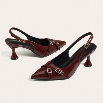 Sandale s jednim remenom, šiljat nos, visina pete 6–8 cm, peta u obliku čaše vina, gornji dio PU