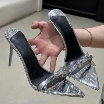 Női szandál, átlátszó övcsattal, keskeny sarkú, hegyes orr, kristály díszítés, koreai stílus, felső anyag: szuper rost, talp: gumi, nyár 2025