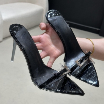 Női szandál, átlátszó övcsattal, keskeny sarkú, hegyes orr, kristály díszítés, koreai stílus, felső anyag: szuper rost, talp: gumi, nyár 2025