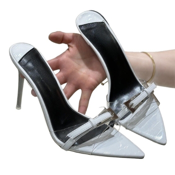 Női szandál, átlátszó övcsattal, keskeny sarkú, hegyes orr, kristály díszítés, koreai stílus, felső anyag: szuper rost, talp: gumi, nyár 2025