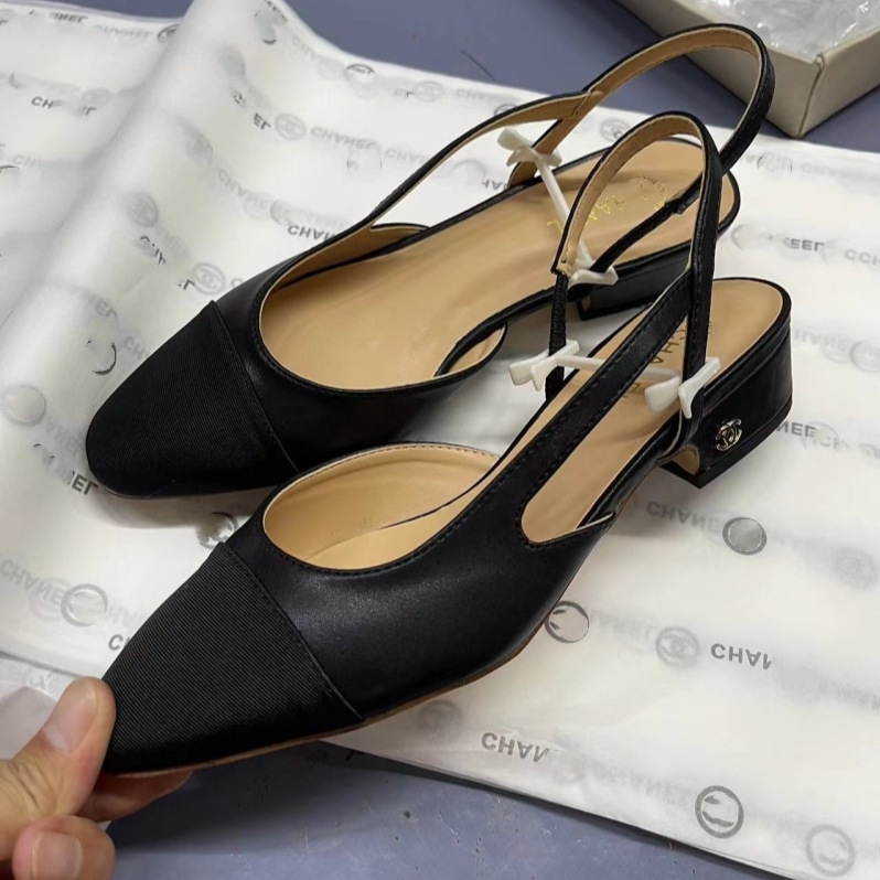 Hátsó pántos szandál, magas sarkú, négyzetes orr, mikroszálas felsőrész, közepes sarok, belső bőr talp