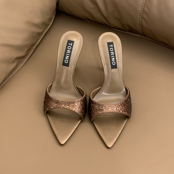 Sandale cu o curea, vârf ascuțit, toc subțire 6–8 cm, partea superioară din super fiber, talpă din cauciuc