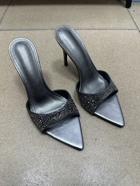 Sandale cu o curea, vârf ascuțit, toc subțire 6–8 cm, partea superioară din super fiber, talpă din cauciuc