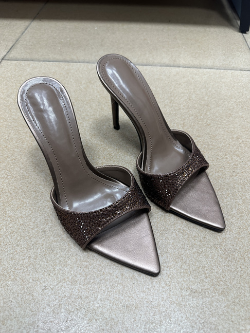 Sandale cu o curea, vârf ascuțit, toc subțire 6–8 cm, partea superioară din super fiber, talpă din cauciuc