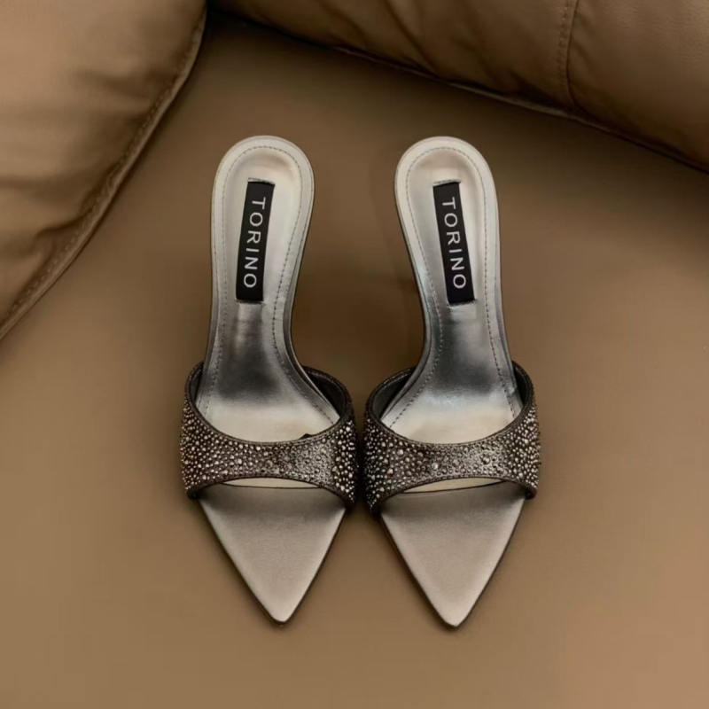 Sandale cu o curea, vârf ascuțit, toc subțire 6–8 cm, partea superioară din super fiber, talpă din cauciuc