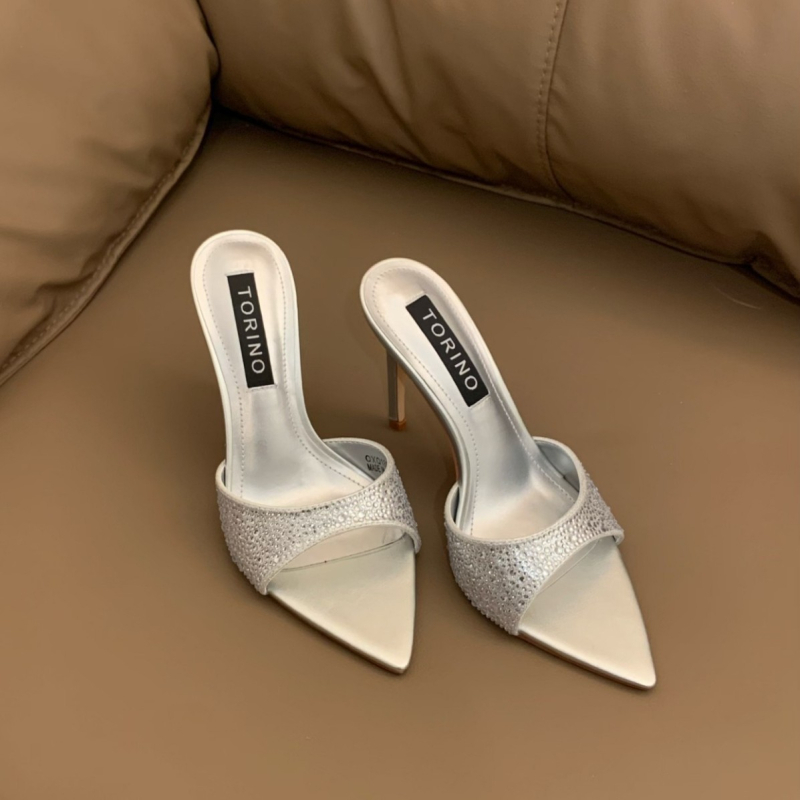 Sandale cu o curea, vârf ascuțit, toc subțire 6–8 cm, partea superioară din super fiber, talpă din cauciuc