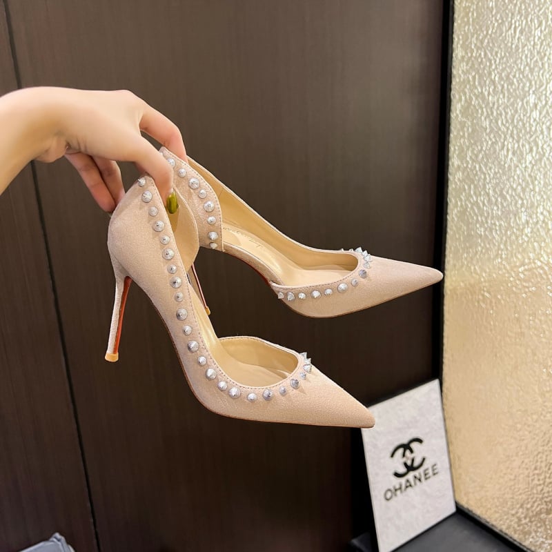 Női magassarkú cipő velúr felsőrész, hegyes orrú, gumírozott talpú és juhbőr bélés