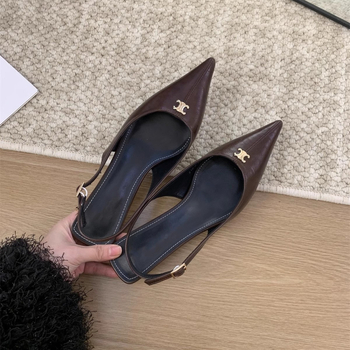 Női egypántos szandálok, hegyes orr, vékony sarka, PU felsőrész, gumi talp, középső sarok 3-6 cm, csat