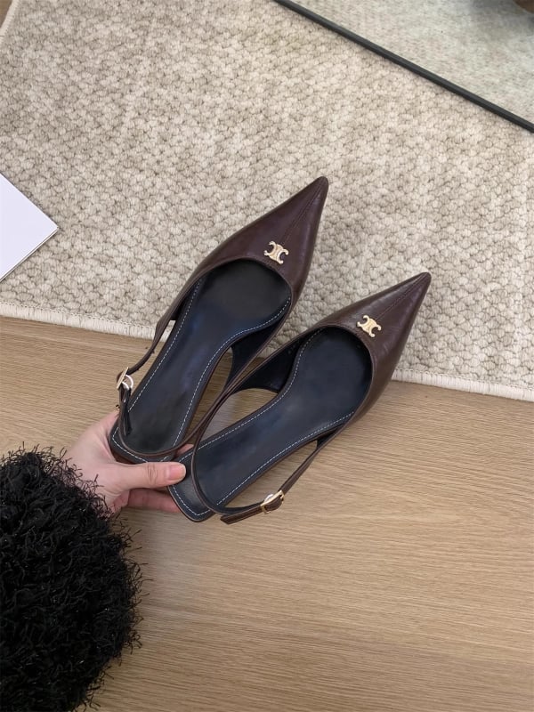 Női egypántos szandálok, hegyes orr, vékony sarka, PU felsőrész, gumi talp, középső sarok 3-6 cm, csat