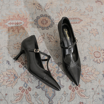 Női magas sarkú cipő, hegyes orr, felsőrész mikrofibra, gumitalp, vékony sarok 6-8 cm