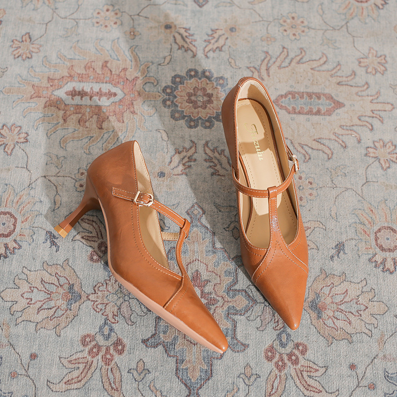 Női magas sarkú cipő, hegyes orr, felsőrész mikrofibra, gumitalp, vékony sarok 6-8 cm