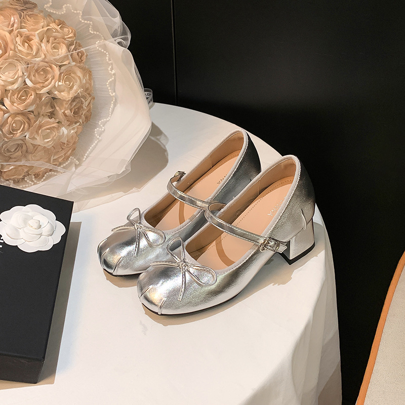 Dámske Mary Jane topánky s 6–8 cm vysokým opätkom, okrúhla špička, horný materiál: super fiber, zapínanie na pracku, gumová podrážka, letné 2025 vydanie