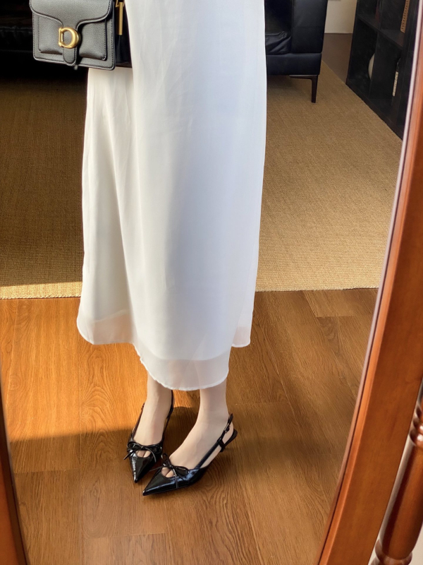 Nyitott hátsó szandál masni díszítéssel, hegyes orrú, mikroszálas felsőrész, csatos zárás