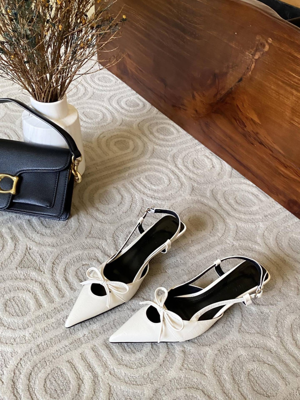 Nyitott hátsó szandál masni díszítéssel, hegyes orrú, mikroszálas felsőrész, csatos zárás