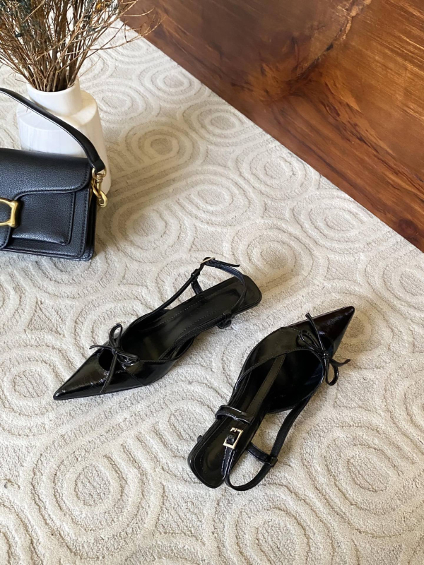 Nyitott hátsó szandál masni díszítéssel, hegyes orrú, mikroszálas felsőrész, csatos zárás