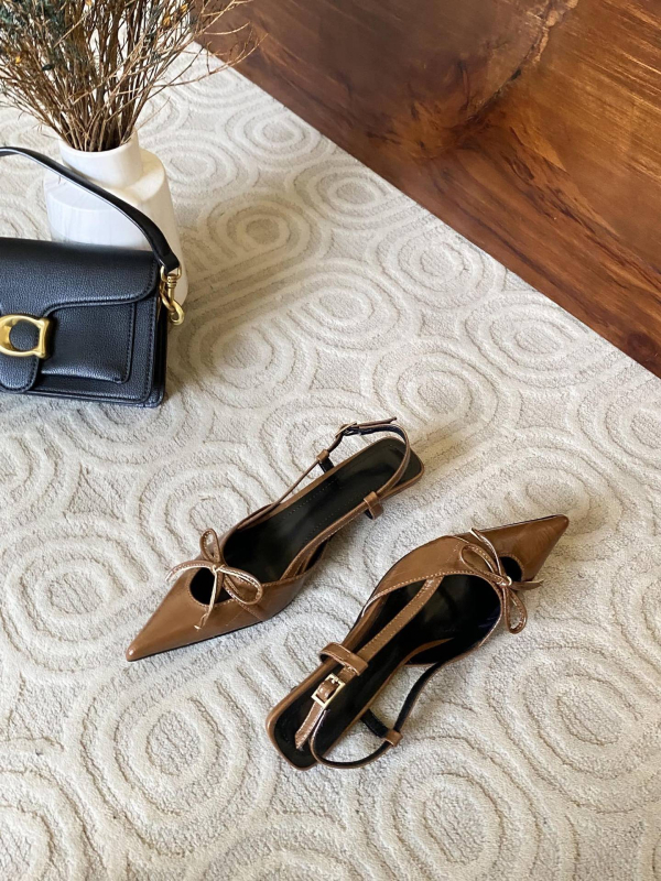 Nyitott hátsó szandál masni díszítéssel, hegyes orrú, mikroszálas felsőrész, csatos zárás