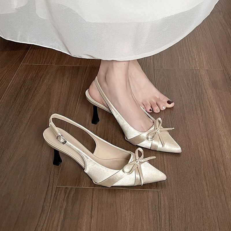 Női satin szandál visszafordított orral, hátul nyitott, masni a cipő orránál, báránybőr belső, 6-8 cm négyszögletes sarok