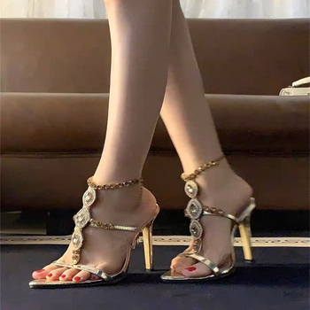 Stiletto cipő, hegyes orrú, vékony sarok, sarokmagasság több mint 8 cm, PU felsőrész, gumi talp