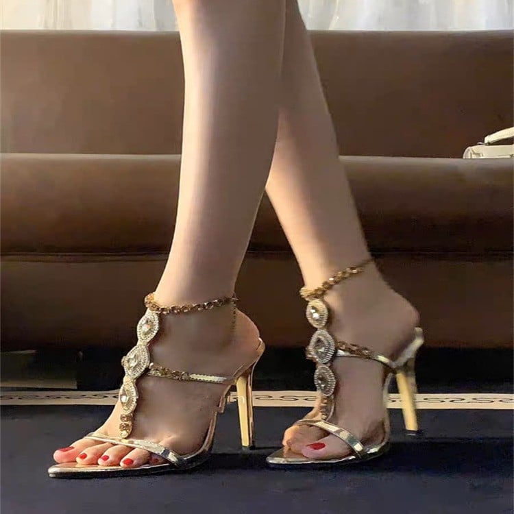 Stiletto cipő, hegyes orrú, vékony sarok, sarokmagasság több mint 8 cm, PU felsőrész, gumi talp