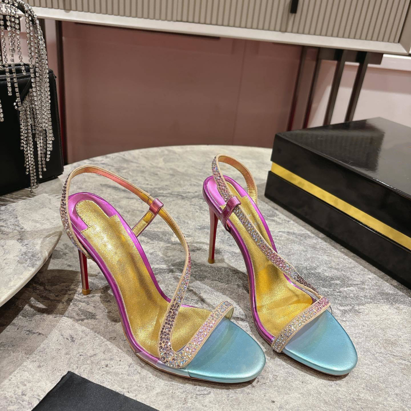 Magas sarkú üreges bőrszandál vékony pántokkal, hal formájú orr, felső és bélés valódi bőrből, habgumiból készült talp