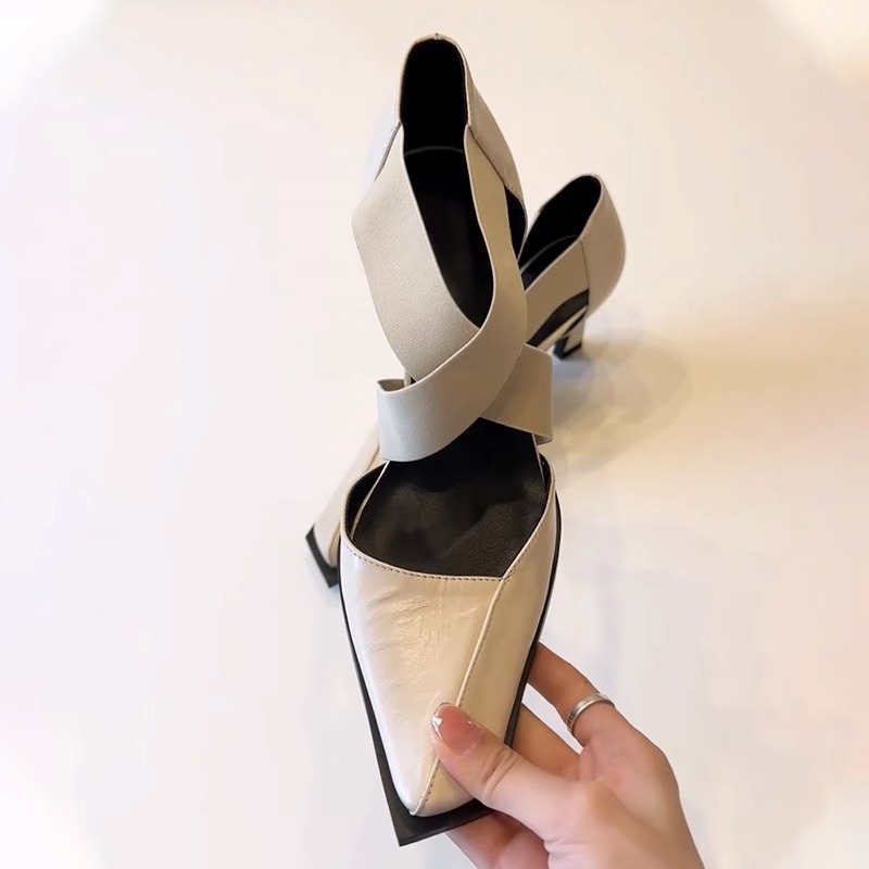 Mary Jane cipők kereszt pánttal, hegyes orrú, vastag sarok 3–6 cm, gumírozott talppal