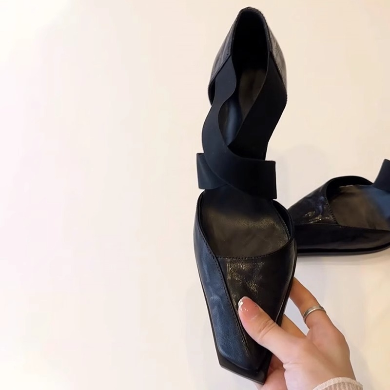 Mary Jane cipők kereszt pánttal, hegyes orrú, vastag sarok 3–6 cm, gumírozott talppal