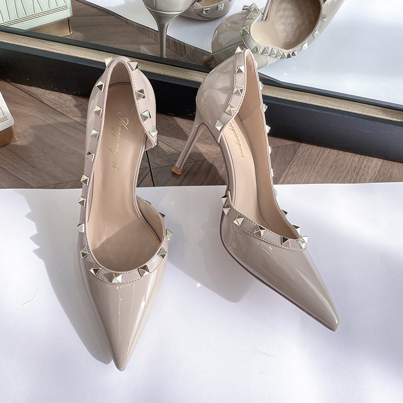 Stiletto visoke cipele s oštrim nosem, lakirana koža, visina peta 6–8 cm, svečane cipele