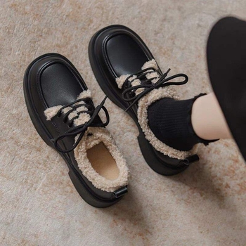 Ženske mokasine s PU gornjim dijelom, plišna unutrašnjost, gumena potplata, 6-8 cm visoka peta, minimalistički stil s bojtom