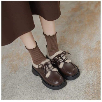 Ženske mokasine s PU gornjim dijelom, plišna unutrašnjost, gumena potplata, 6-8 cm visoka peta, minimalistički stil s bojtom