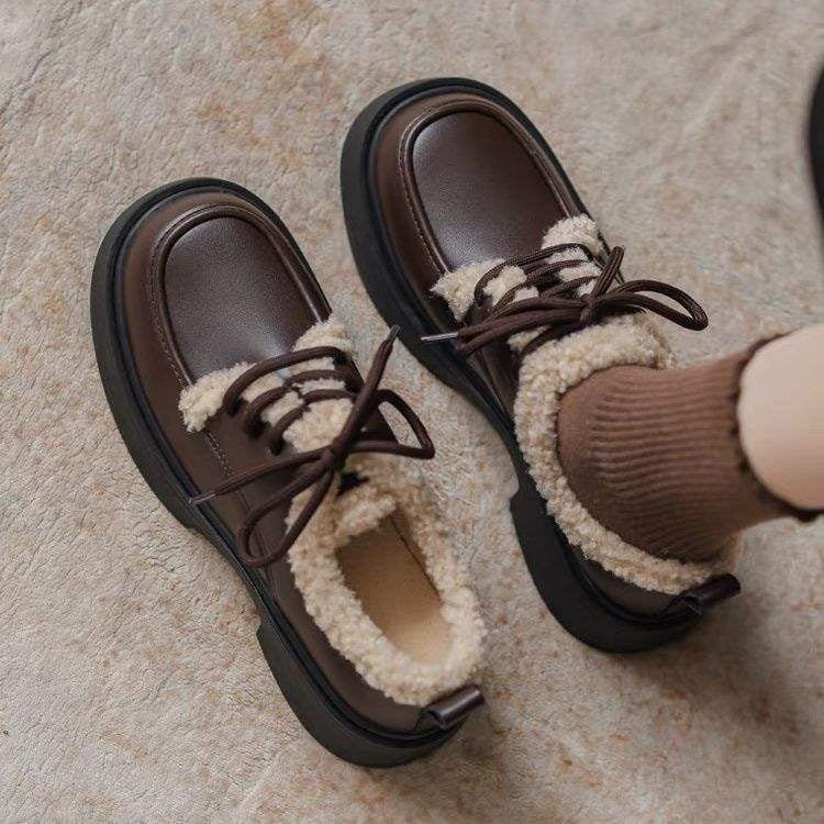 Ženske mokasine s PU gornjim dijelom, plišna unutrašnjost, gumena potplata, 6-8 cm visoka peta, minimalistički stil s bojtom