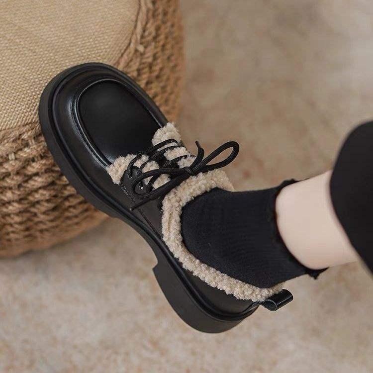 Ženske mokasine s PU gornjim dijelom, plišna unutrašnjost, gumena potplata, 6-8 cm visoka peta, minimalistički stil s bojtom