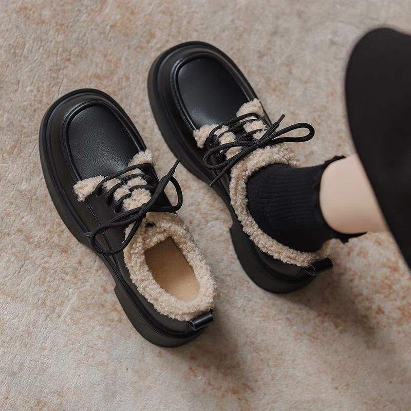 Ženske mokasine s PU gornjim dijelom, plišna unutrašnjost, gumena potplata, 6-8 cm visoka peta, minimalistički stil s bojtom