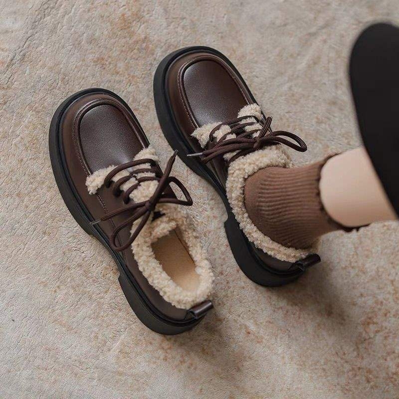 Ženske mokasine s PU gornjim dijelom, plišna unutrašnjost, gumena potplata, 6-8 cm visoka peta, minimalistički stil s bojtom