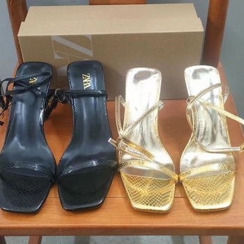 Pántové sandále; štvorcový nos; 6–8 cm tenký podpätok; mikrovláknový horný materiál; PU podrážka